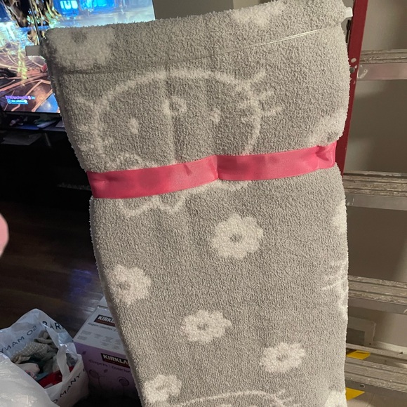 NWT Hello Kitty Grey Blanket - Picture 2 of 2